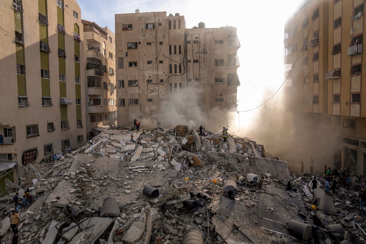 Παλαιστίνιοι επιθεωρούν τα ερείπια ενός κτιρίου μετά το χτύπημα από ισραηλινή αεροπορική επιδρομή, στην πόλη της Γάζας, Σάββατο 7 Οκτωβρίου 2023.(AP Photo/Fatima Shbair)
