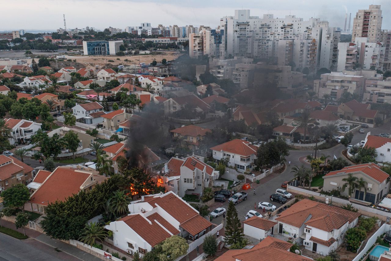  Καπνός σε σπίτι στην πόλη Ασκελόν, στο νότιο Ισραήλ, το Σάββατο 7 Οκτωβρίου 2023 μετά από ρουκέτα που εκτοξεύτηκε από τη Λωρίδα της Γάζας (AP Photo/Tsafrir Abayov)