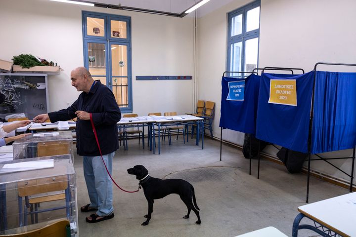 Ένας άνδρας ψηφίζει σε εκλογικό κέντρο κατά τη διάρκεια περιφερειακών και δημοτικών εκλογών, στην Αθήνα, Ελλάδα, Κυριακή, 8 Οκτωβρίου 2023. (AP Photo/Yorgos Karahalis)