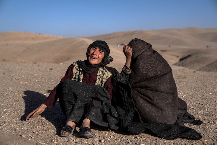 地震で亡くなった親族を悼むアフガニスタンの女性たち＝10月8日