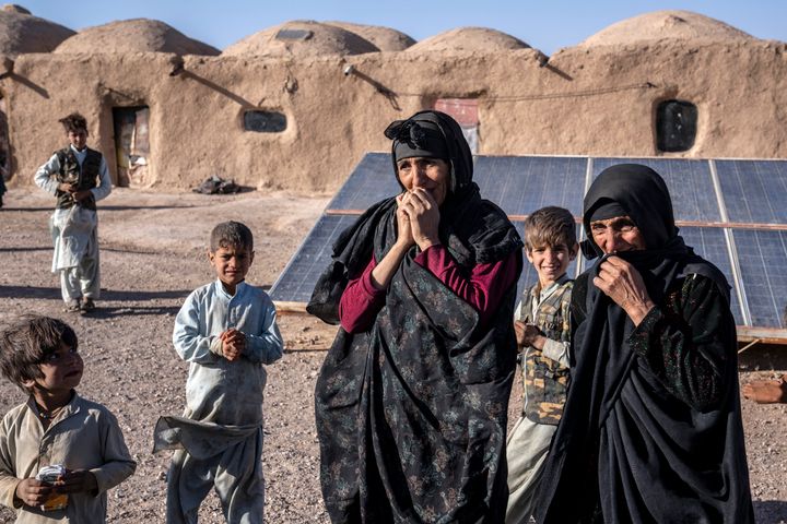 地震により死亡した親族を埋葬するアフガニスタンの女性たち＝10月8日