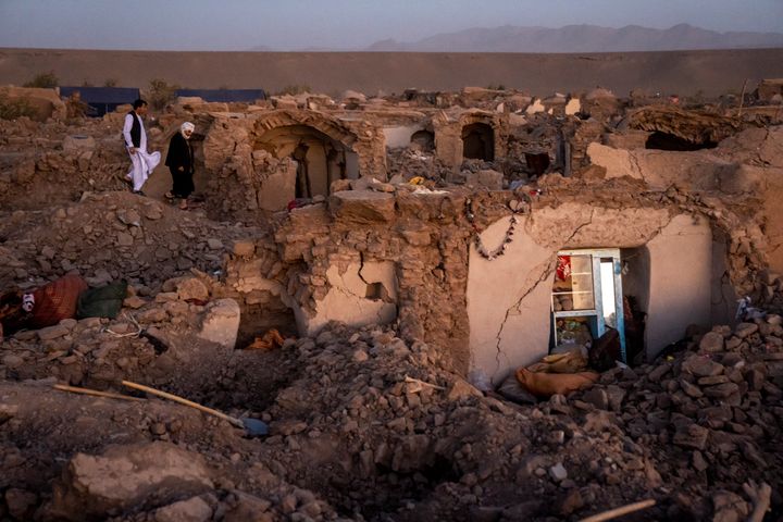 地震の後、被災者を捜索するアフガニスタン人男性＝10月8日