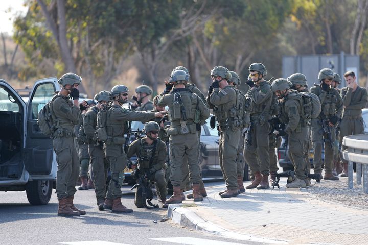 イスラエル中心部に集うイスラエル兵士（10月7日）