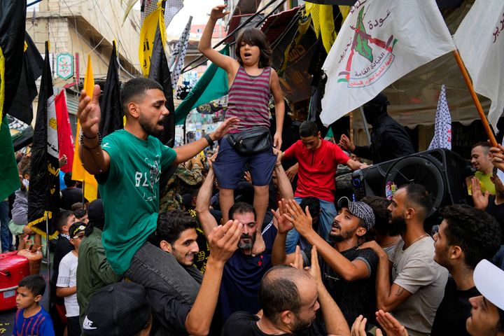 またレバノンのベイルートにあるパレスチナ人の難民キャンプでは、人々がハマスによるイスラエル攻撃を祝福して踊る様子が捉えられたという。（10月7日）