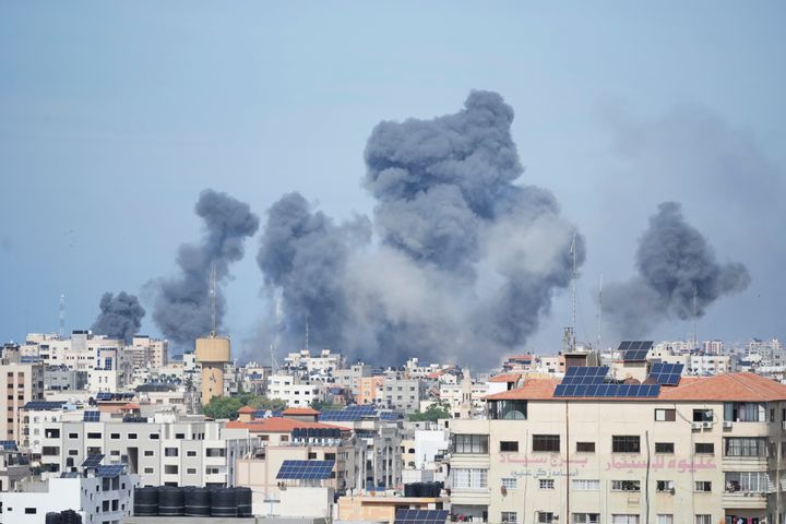 イスラエルによる報復攻撃を受けたガザ地区で煙が上がっている（10月7日）