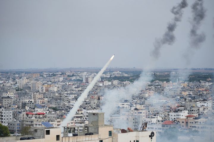パレスチナ武装勢力による、ガザ地区からイスラエルに向けたミサイル発射の様子（10月7日）