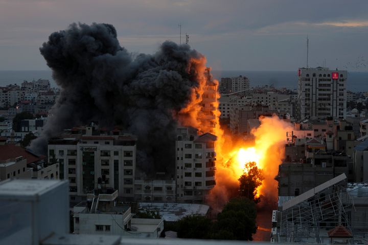 イスラエルによる空爆で、ガザ地区にあるパレスチナ側のアパートが爆発する様子（10月7日）