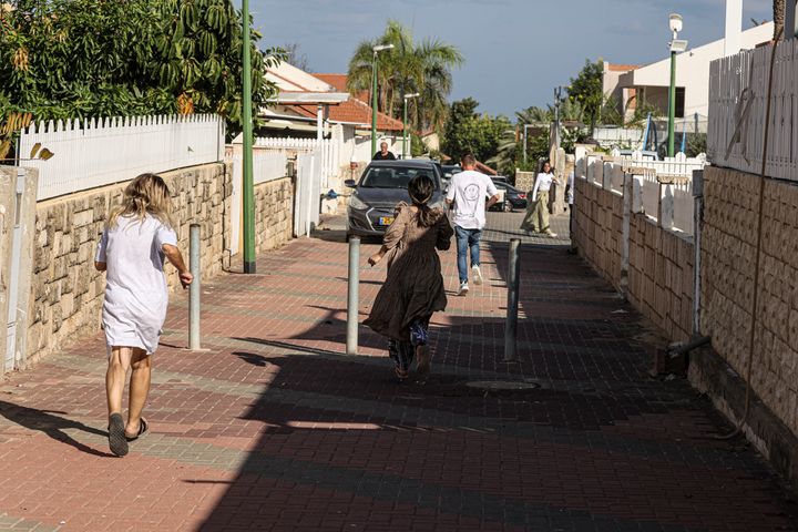 イスラエル南部のアシュケロンで、ロケット弾による攻撃から避難するイスラエルの住民（10月7日）