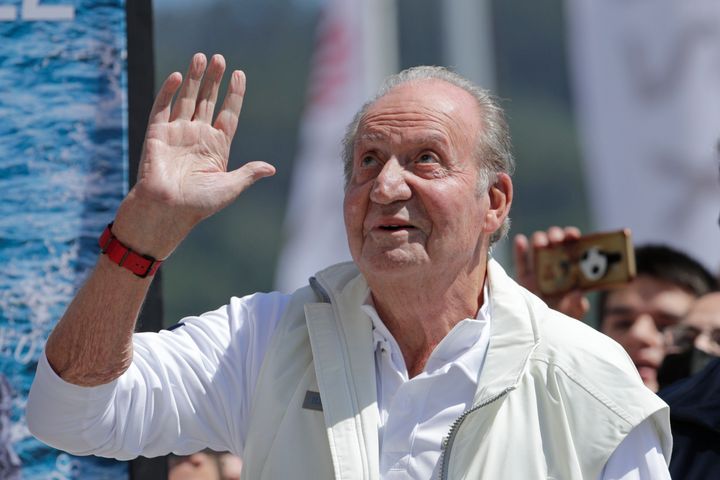 Juan Carlos était autrefois l'une des personnalités publiques les plus respectées d'Espagne pour son rôle dans le retour du pays à la démocratie après la mort du dictateur Francisco Franco en 1975.