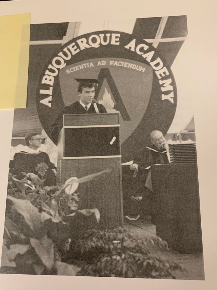 El autor pronuncia su discurso de despedida ante la promoción de 1986 en la Academia de Albuquerque en Nuevo México.