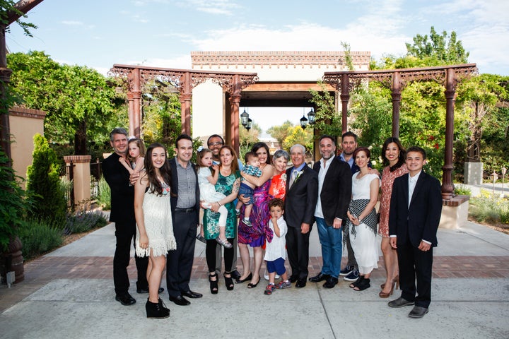 El autor (cuarto desde la izquierda) con sus hermanos, sus cónyuges e hijos celebrando el 50 aniversario de bodas de sus padres en Albuquerque, Nuevo México.