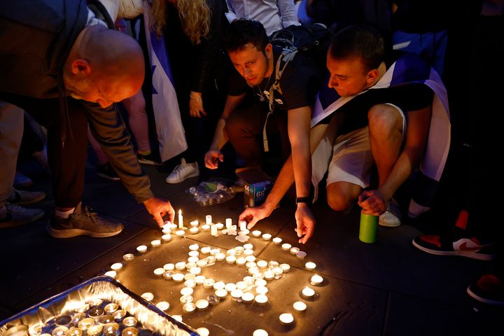 ΛΟΝΔΙΝΟ, ΑΓΓΛΙΑ - 9 ΟΚΤΩΒΡΙΟΥ: Μέλη της εβραϊκής κοινότητας ανάβουν κεριά κατά τη διάρκεια αγρυπνίας για το Ισραήλ στην Downing Street στις 9 Οκτωβρίου 2023 στο Λονδίνο, Αγγλία.