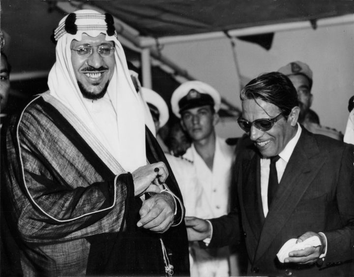 Ο Ωνάσης με τον βασιλιά Σαούντ της Σαουδικής Αραβίας, 19 Ιουλίου 1955, Τζέντα. (AP Photo/Eddie Worth)