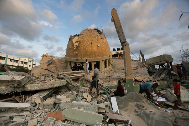 イスラエル軍の空爆で破壊されたモスクを調べるガザ市民（2023年10月8日）