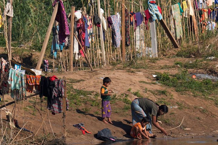 Χωρικοί που εκτοπίστηκαν από τις κοινότητές τους λόγω επιθέσεων του στρατού της Μιανμάρ στέκονται στις όχθες του ποταμού Μοεΐ στα σύνορα Ταϊλάνδης-Μιανμάρ (Φωτογραφία αρχείου)