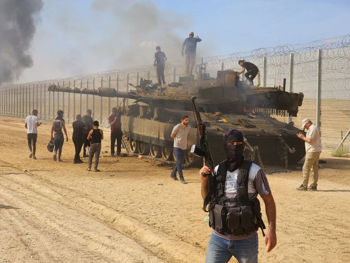 Η ένοπλη πτέρυγα της Χαμάς, οι Ταξιαρχίες Izz ad-Din al-Qassam καταστρέφουν ένα άρμα των ισραηλινών ενόπλων δυνάμεων στην πόλη της Γάζας, στις 7 Οκτωβρίου 2023. (Photo by Hani Alshaer/Anadolu Agency via Getty Images)