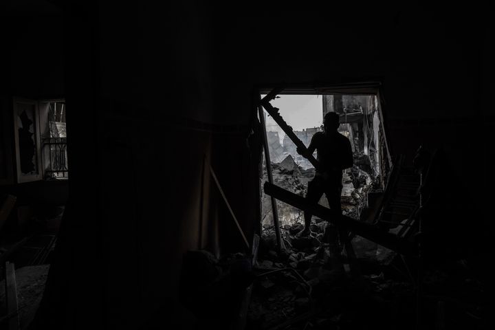 10 Οκτωβρίου 2023, Παλαιστινιακά Εδάφη, Khan Yunis: Ένας Παλαιστίνιος στέκεται ανάμεσα στα ερείπια ενός κατεστραμμένου κτιρίου, μετά από μια ισραηλινή αεροπορική επίθεση στο Khan Yunis. Ο ισραηλινός στρατός δήλωσε νωρίς την Τρίτη 10 Oκτωβρίου 2023, ότι ανέκτησε τον πλήρη έλεγχο των συνόρων με τη Γάζα, αφού οι μαχητές της Χαμάς παραβίασαν την άμυνα το Σαββατοκύριακο και έκαναν επιθέσεις στις γειτονικές κοινότητες. Photo: Abed Rahim Khatib/dpa (Photo by Abed Rahim Khatib/picture alliance via Getty Images)