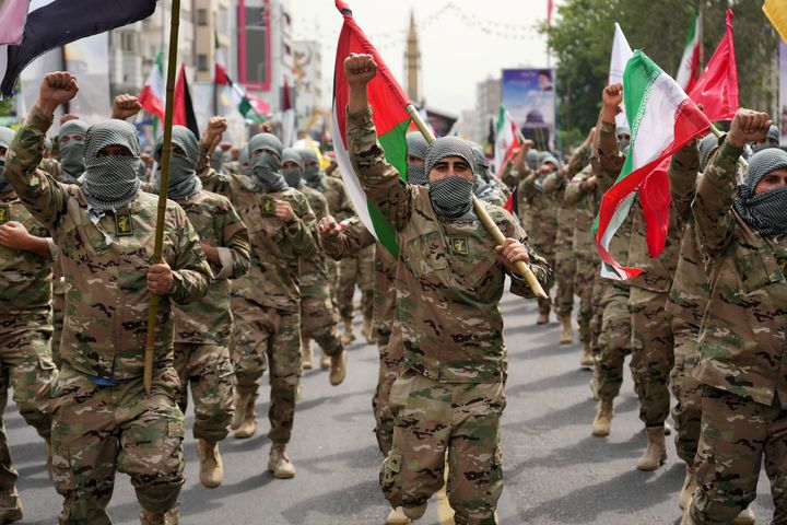 Παρέλαση στο Ιράν για την «Ημέρα της Ιερουσαλήμ». Τα μέλη της παραστρατιωτικής δύναμης Basij κάνουν πορεία κατά τη διάρκεια του ετήσιου φιλοπαλαιστινιακού συλλαλητηρίου για την Ημέρα Al-Quds, ενώ καλύπτουν τα πρόσωπά τους με το στυλ Παλαιστινίων και Λιβανέζων μαχητών στην Τεχεράνη, Ιράν, Παρασκευή, 29 Απριλίου 2022. Το Ιράν δεν αναγνωρίζει το Ισραήλ και υποστηρίζει τη Χαμάς και τη Χεζμπολάχ. Στις κορδέλες στο κεφάλι τους οι Ιρανοί που παρελαύουν δηλώνουν ότι υποστηρίζουν τον ανώτατο ηγέτη του Ιράν, Αγιατολάχ Αλί Χαμενεΐ. (AP Photo/Vahid Salemi)