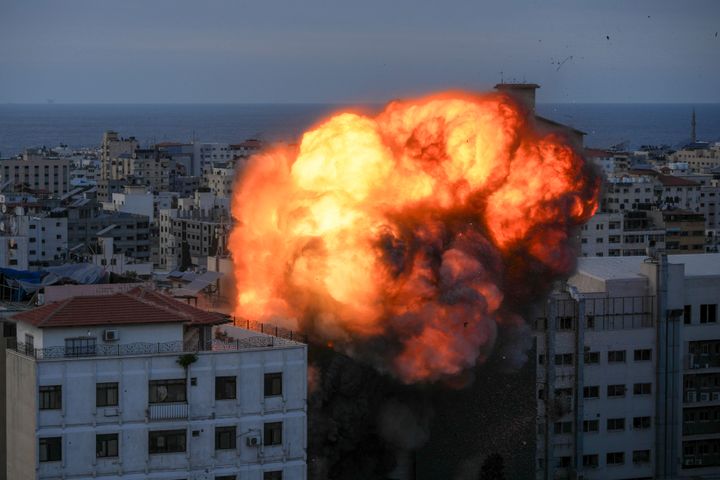 Φωτιά και καπνός υψώνονται μετά από ισραηλινή αεροπορική επιδρομή, στην πόλη της Γάζας, Κυριακή, 8 Οκτωβρίου 2023. Οι μαχητές της Χαμάς της Λωρίδας της Γάζας πραγματοποίησαν μια άνευ προηγουμένου, πολυμέτωπη επίθεση στο Ισραήλ το ξημέρωμα του Σαββάτου, εκτοξεύοντας χιλιάδες ρουκέτες, ενώ ταυτόχρονα διείσδυσαν στα βαριά οχυρωμένα σύνορα σε πολλές τοποθεσίες, σκοτώνοντας εκατοντάδες πολίτες στο Ισραήλ και αιχμαλωτίζοντας άλλους. Τα αμέσως επόμενα 24ωρα, Παλαιστίνιοι αξιωματούχοι ανέφεραν εκατοντάδες νεκρούς από ισραηλινές αεροπορικές επιδρομές στη Γάζα. (AP Photo/Hatem Moussa)