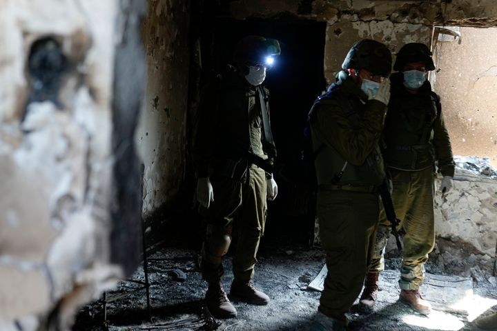 Ισραηλινοί στρατιώτες ελέγχουν σπίτι στο κιμπούτς Κφαρ Άτσα, που είχε δεχτεί επίθεση ενόπλων της Χαμάς.