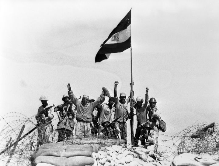 Αιγύπτιοι στρατιώτες τοποθετούν τη σημαία τους σε ένα ισραηλινό φυλάκιο ανατολικά του Σουέζ - 13 Οκτωβρίου 1973