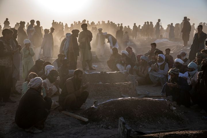 Αφγανοί θάβουν εκατοντάδες ανθρώπους που σκοτώθηκαν στον σεισμό που σημειώθηκε στις 7/10/2023 σε ένα χωριό στην περιοχή Ζέντα Τζαν στην επαρχία Χεράτ, στο δυτικό Αφγανιστάν (9/10/2023).