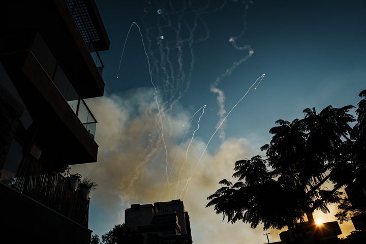 Οι ρουκέτες της Χαμάς αναχαιτίζονται από πυρά αντιπυραύλων από το Iron Dome πάνω από τον ουρανό της Ασκελόν, Ισραήλ, την Τρίτη 10 Οκτωβρίου 2023.