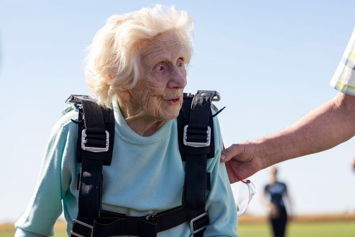 タンデムスカイダイビングで世界最高齢記録を塗り替えた104歳のドロシー・ホフナーさん（2023年10月1日）