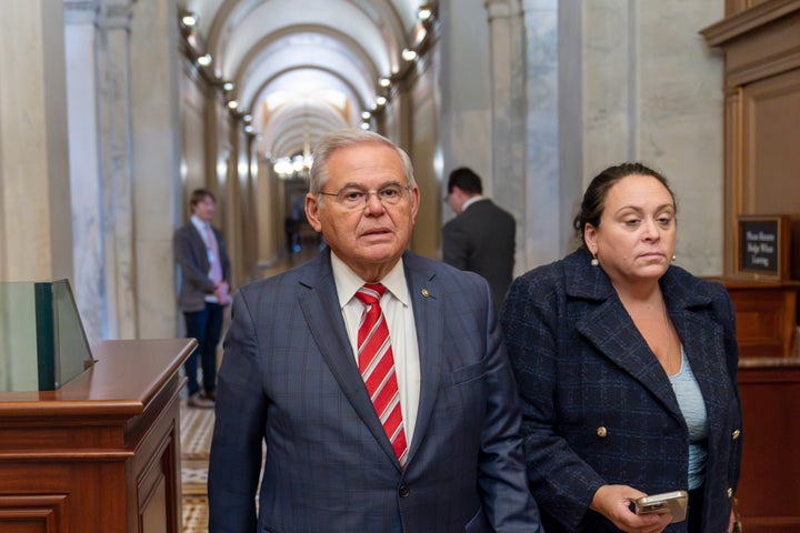 Ο γερουσιαστής Bob Menendez, D-N.J., αναχωρεί από το Καπιτώλιο, Πέμπτη, 28 Σεπτεμβρίου 2023, στην Ουάσιγκτον. Ο Μενέντεζ αντιμετωπίζει ομοσπονδιακές κατηγορίες για δωροδοκία. (AP Photo/Alex Brandon)