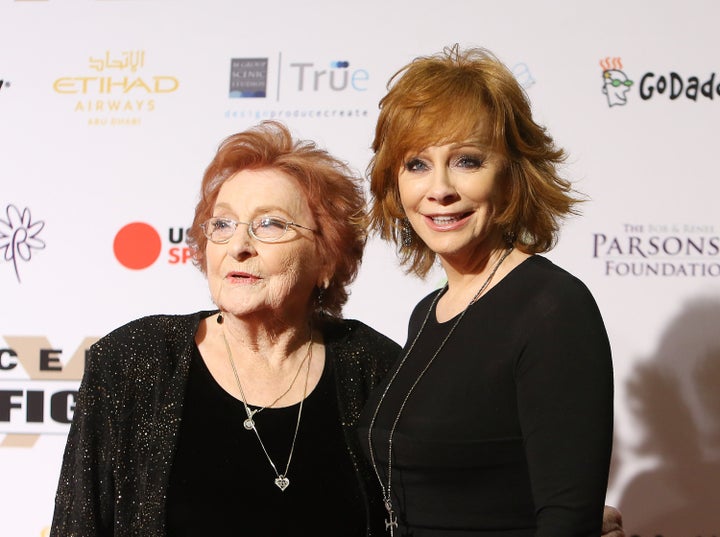 Reba McEntire (à direita) com sua mãe, Jacqueline Smith, em 2016.