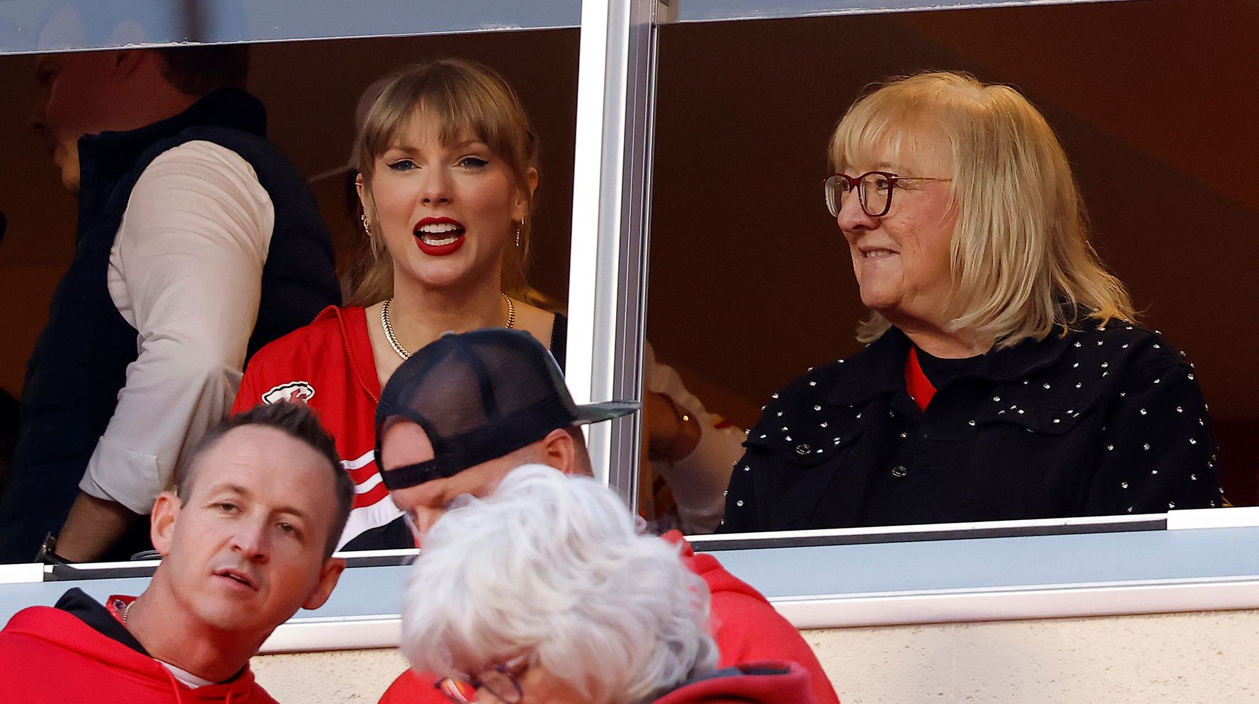 Taylor Swift sparks online frenzy at Kansas City Chiefs game