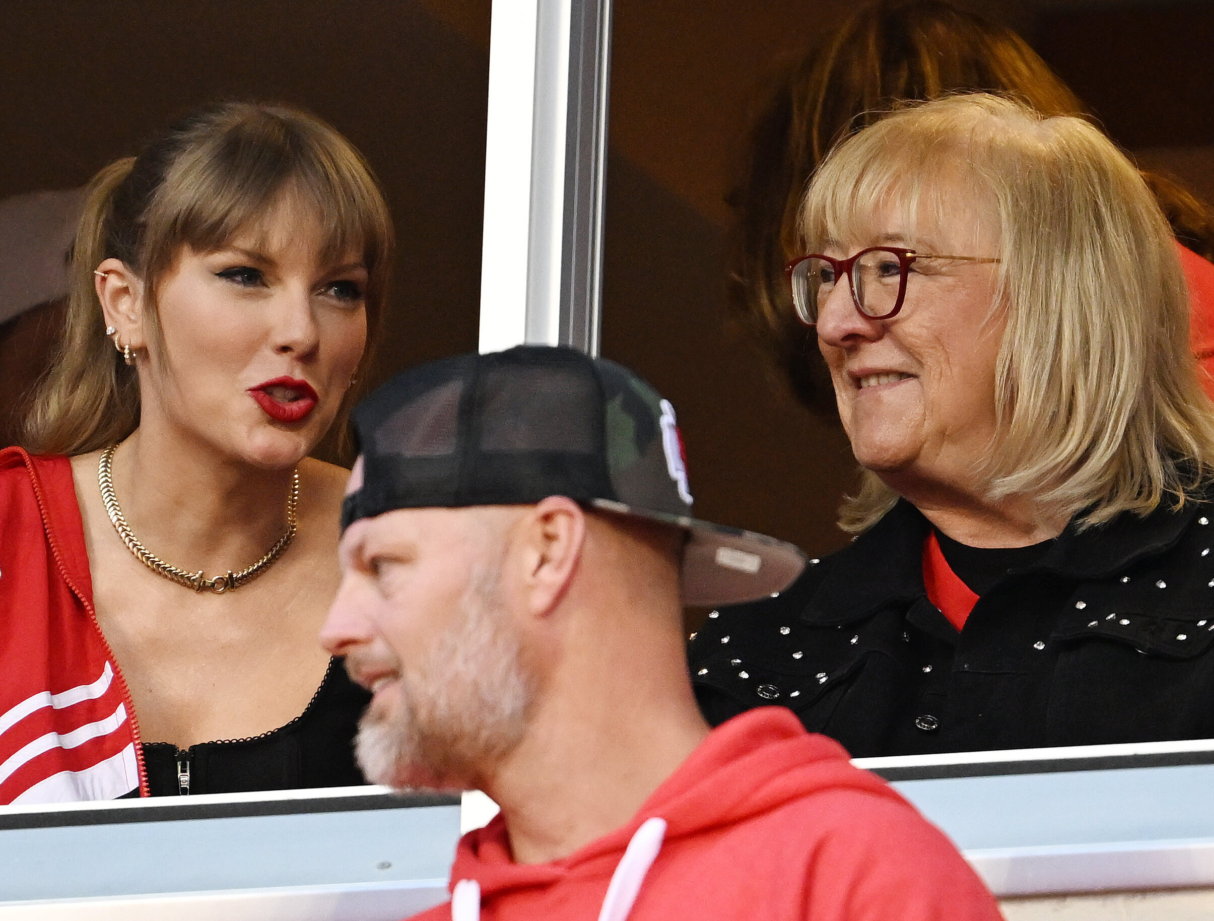 Taylor Swift Attends Thursday Night's Kansas City Chiefs Game ...