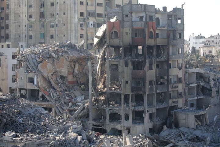 ΓΑΖΑ - 13 ΟΚΤΩΒΡΙΟΥ: Παλαιστίνιοι πολίτες επιθεωρούν ζημιές στα σπίτια τους που προκλήθηκαν από ισραηλινές αεροπορικές επιδρομές στις 13 Οκτωβρίου 2023 στην πόλη της Γάζας. Το Ισραήλ έχει αποκλείσει τη Γάζα και εξαπέλυσε συνεχείς αεροπορικές επιδρομές αντίποινων, οι οποίες έχουν σκοτώσει τουλάχιστον 1.400 ανθρώπους και έχουν οδηγήσει σε περισσότερους από 300.000 εκτοπισμένους, μετά από μια μεγάλης κλίμακας επίθεση της Χαμάς. Στις 7 Οκτωβρίου, η παλαιστινιακή οργάνωση Χαμάς εξαπέλυσε αιφνιδιαστική επίθεση στο Ισραήλ από τη Γάζα από ξηρά, θάλασσα και αέρα, σκοτώνοντας πάνω από 1.300 ανθρώπους και τραυματίζοντας περίπου 2.800. Ισραηλινοί στρατιώτες και πολίτες έχουν επίσης συλληφθεί ως όμηροι από τη Χαμάς και μεταφέρθηκαν στη Γάζα. Η επίθεση προκάλεσε την κήρυξη πολέμου από τον Ισραηλινό πρωθυπουργό Μπενιαμίν Νετανιάχου και την ανακοίνωση μιας κυβέρνησης έκτακτης ανάγκης εν καιρώ πολέμου. (Photo by Ahmad Hasaballah/Getty Images)