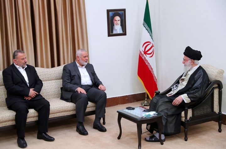 Σε αυτή τη φωτογραφία που κυκλοφόρησε από τον επίσημο ιστότοπο του γραφείου του ανώτατου ηγέτη του Ιράν, o ανώτατος ηγέτης, Αγιατολάχ Αλί Χαμενεΐ, δεξιά, ακούει τον αρχηγό της παλαιστινιακής μαχητικής οργάνωσης Χαμάς, Ισμαήλ Χανίγιε, στο κέντρο, καθώς ο αναπληρωτής αρχηγός του, Σαλέχ Αρούρι, κάθεται στο αριστερά, στην Τεχεράνη, στο Ιράν, Τετάρτη, 21 Ιουνίου 2023. Στον τοίχο κρέμεται ένα πορτρέτο του αείμνηστου Ιρανού επαναστάτη Αγιατολάχ Χομεϊνί. (Office of the Iranian Supreme Leader via AP)