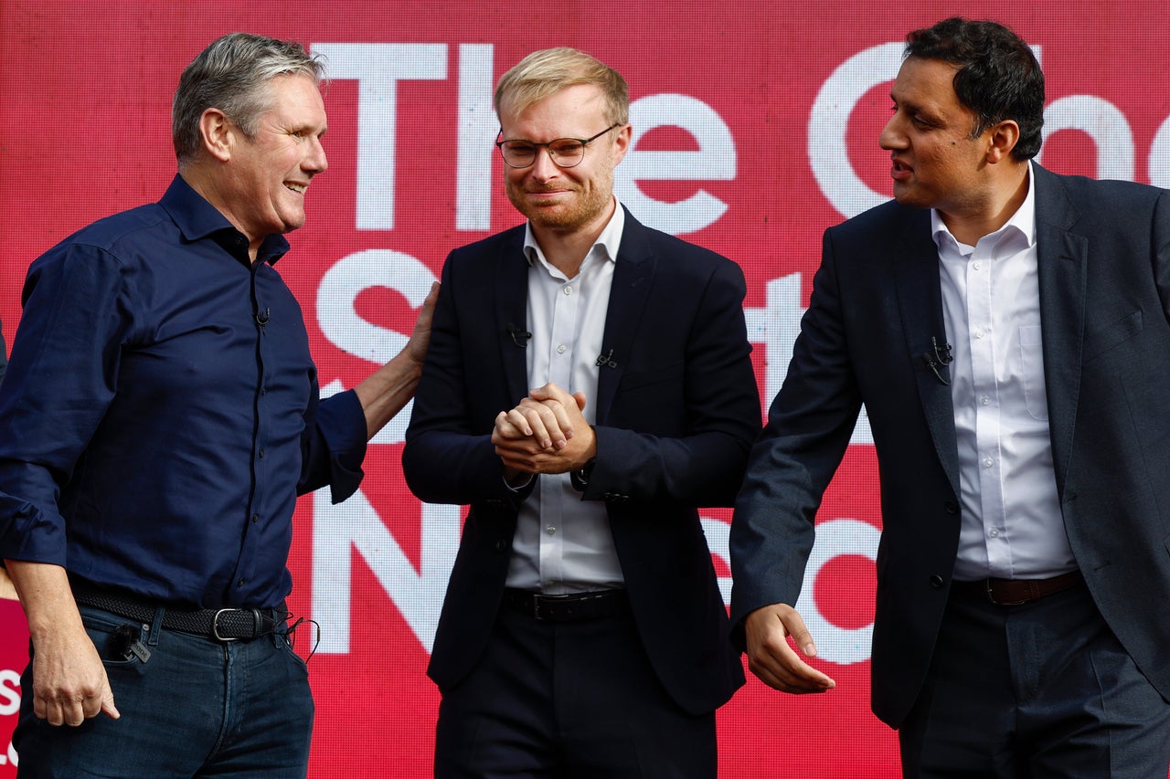 Keir Starmer avec Michael Shanks, le nouveau député travailliste de Rutherglen et Hamilton West, et Anas Sarwar, le leader écossais du parti, après leur victoire aux élections partielles.