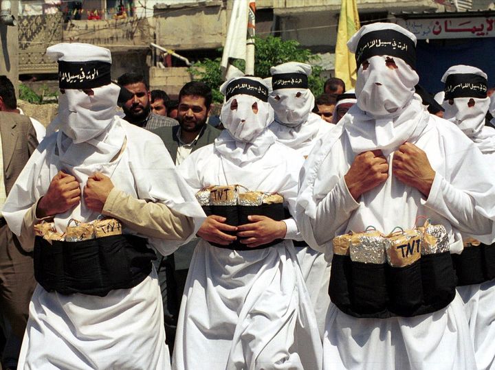 Φωτογραφία αρχείο «Θάνατος στο όνομα του Θεού» άνδρες της Χαμάς παρευλάνουν ζωσμένοι με ψυύτικα εκρηκτικά.