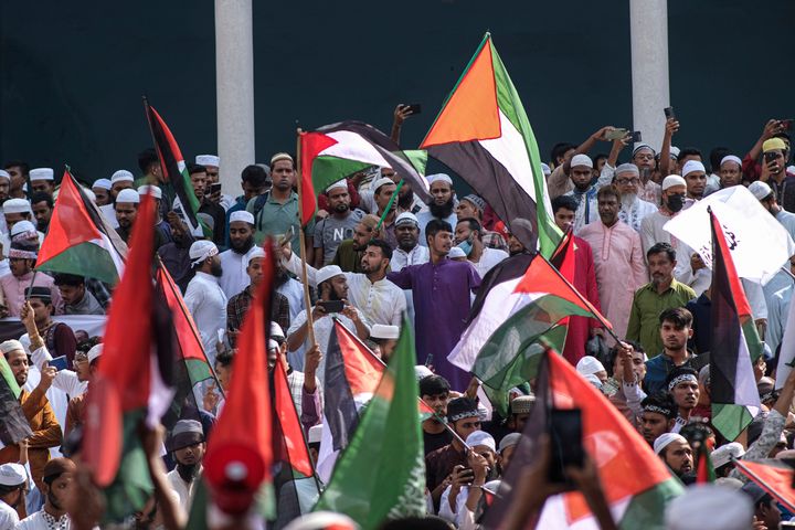Μουσουλμάνοι διαδηλώνουν κατά του Ισραήλ μπροστα σε τέμενοςστην Dhaka του Μπαγκλαντές.