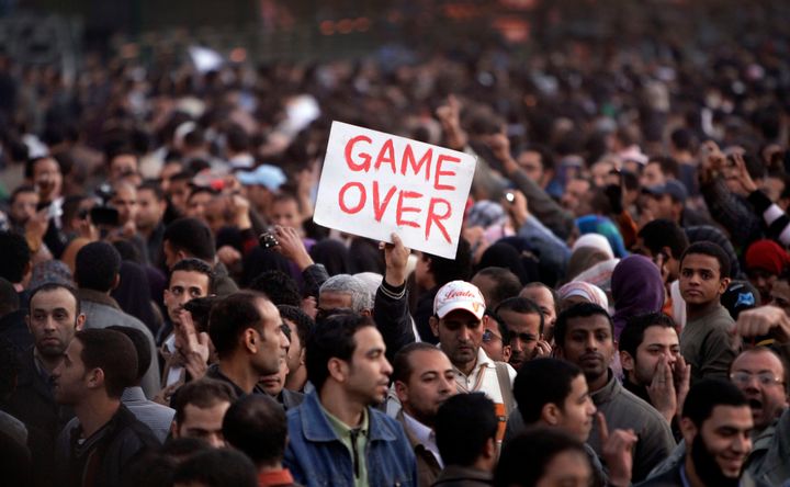 Ιανουάριος 2011. Διαδηλωτές σε αντικυβερνητικές διαδηλώσεις στην πλατεία Ταχίρ του Καίρου με εκατοντάδες νεκρούς. Η Αραβική Άνοιξη σάρωσε την περιοχή.