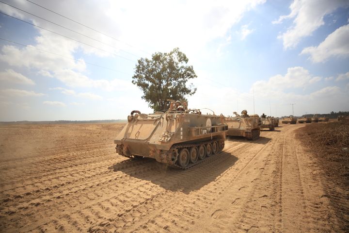 SDEROT, ΙΣΡΑΗΛ - 13 ΟΚΤΩΒΡΙΟΥ: Ο ισραηλινός στρατός αναπτύσσει δεκάδες τανκς και τεθωρακισμένα οχήματα μαζί με στρατιωτικό προσωπικό στη συνοριακή περιοχή της Γάζας στο Sderot, Ισραήλ στις 13 Οκτωβρίου 2023. (Photo by Saeed Qaq/Anadolu via Getty Images)