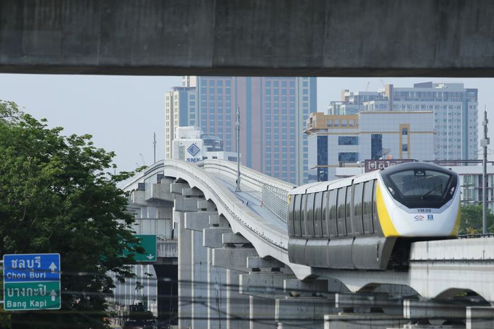 Εικόνα της Bangkok MRT Yellow Line που λειτουργεί με το σύστημα μονόδρομων Alstom Innovia, τον Ιούλιο του 2023