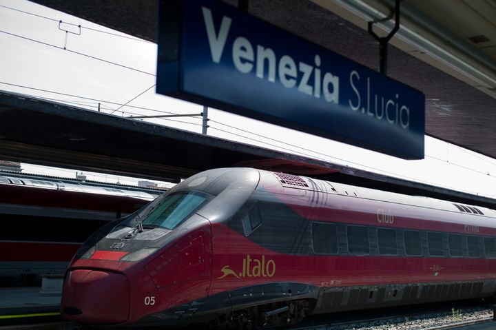 Πλάγια όψη του Pendolino EVO στο σταθμό Venezia S. Lucia. Βενετία. Ιταλία. Απρίλιος 2018.