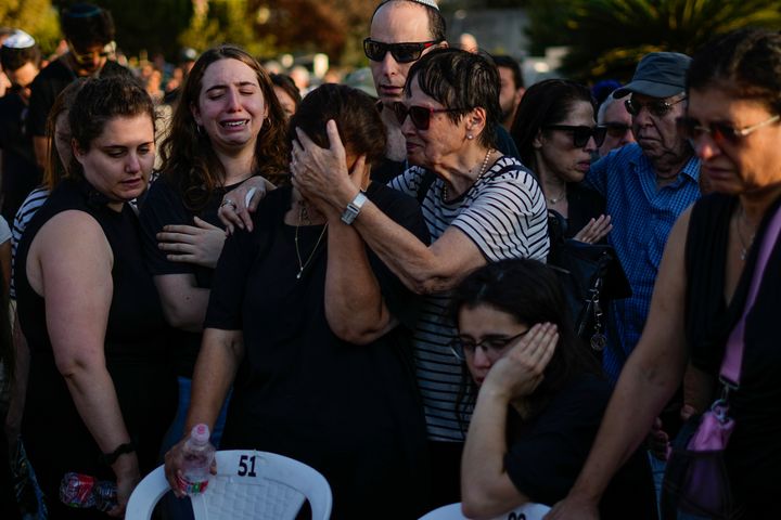 Keluarga dan teman berduka saat pemakaman Maya Puder di Zikhron Ya'akov, Israel utara, pada hari Kamis.  Puder termasuk di antara ratusan orang yang dibunuh oleh militan Hamas pekan lalu di sebuah acara musik dekat Re'im.
