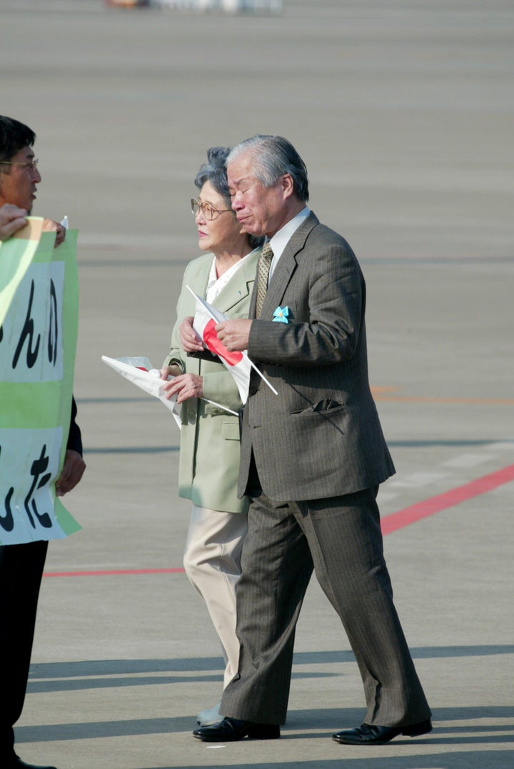 北朝鮮か24年ぶりに帰国した拉致被害者を出迎え、涙ぐむ拉致被害者家族連絡会の横田滋代表（右手前）と妻の早紀江さん＝2002年10月15日、東京・羽田空港