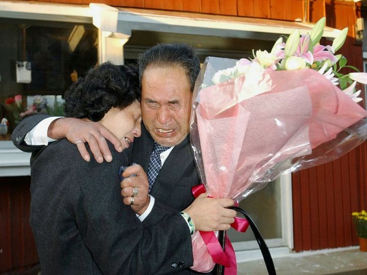 24年ぶりに帰郷し、自宅前で、父親の曽我茂さん（右）と抱き合う曽我ひとみさん＝2002年10月17日、新潟県真野町（代表撮影）