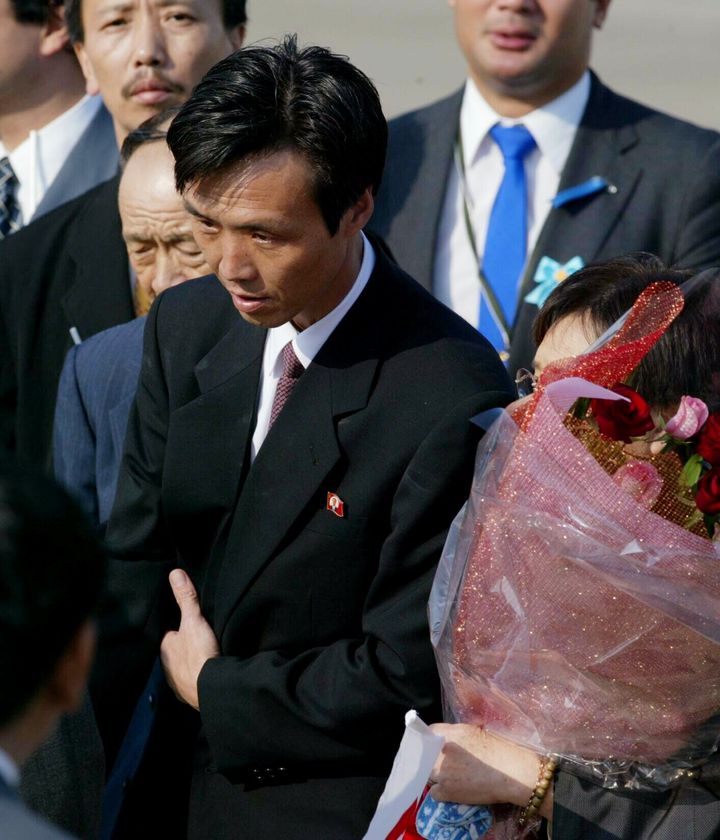 北朝鮮から24年ぶりに帰国し、再会を果たした拉致被害者の蓮池薫さん（中央）と（左へ）父親の秀量さん、兄の透さんと右は母親のハツイさん＝2002年10月15日、東京・羽田空港