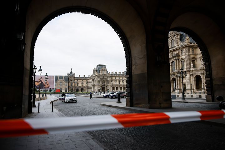 Αστυνομικοί φυλάνε σκοπιά έξω από το Μουσείο του Λούβρου, καθώς ο κόσμος εκκενώνεται μετά από γραπτή απειλή, στο Παρίσι, Σάββατο 14 Οκτωβρίου 2023.