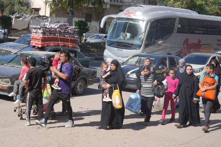 Warga Palestina mengungsi ke Jalur Gaza selatan setelah tentara Israel mengeluarkan peringatan evakuasi kepada lebih dari 1 juta penduduk di Gaza utara dan Kota Gaza untuk mencari perlindungan di selatan menjelang kemungkinan invasi darat Israel, Jumat, 13 Oktober 2023. (Foto AP/Hatem Moussa)
