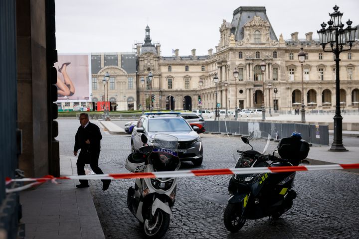 Αστυνομικά οχήματα φαίνονται καθώς αστυνομικοί φυλάνε σκοπιά έξω από το Μουσείο του Λούβρου, καθώς ο κόσμος απομακρύνεται μετά από απειλή για βόμβα, Παρίσι, Σάββατο 14 Οκτωβρίου 2023
