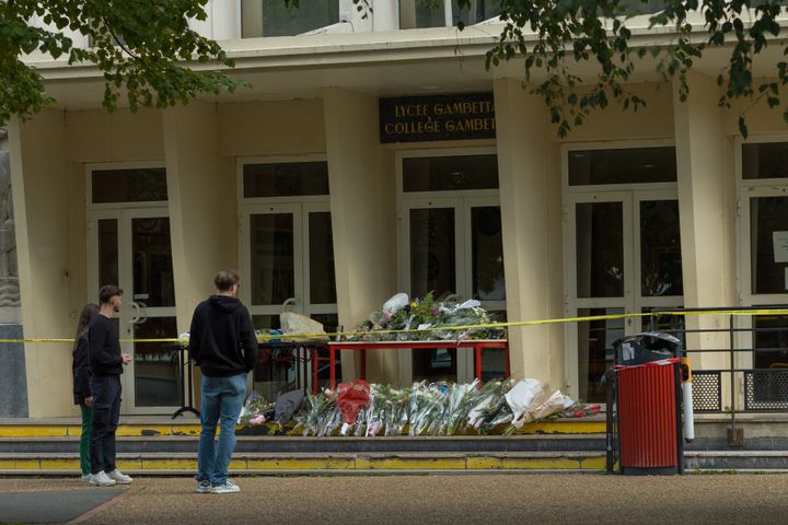 14 Οκτωβρίου Αράς Γαλλία. Πολίτες αφήνουν λουλούδια εκεί που δολοφονήθηκε ένας ακόμη δάσκαλος, ο Ντομινίγκ Μπερνάρντ από ισλαμιστή τρομοκράτη. Ο πρόεδρος Μακρόν καταδίκασε «τη βάρβαρη ισλαμιστική επίθεση». Ο 18χρονος δολοφόνος, ρώσος πρόσφυγας τσετσενικής καταγωγής, σκοτώθηκε από την αστυνομία. Η επίθεση συνέβη σχεδόν ακριβώς <a href="https://www.huffingtonpost.gr/entry/yallia-to-ptoma-toe-katheyete-poe-apokefalise-eiche-anartesei-ston-twitter-o-18chronos-dolofonos_gr_5f8b279cc5b69daf5e13bba1" data-vars-item-name="τρία χρόνια μετά την δολοφονία του Σαμυέλ Πατί" data-vars-item-type="text" data-vars-unit-name="65291929e4b0230cfe817cc2" data-vars-unit-type="buzz_body" data-vars-target-content-id="https://www.huffingtonpost.gr/entry/yallia-to-ptoma-toe-katheyete-poe-apokefalise-eiche-anartesei-ston-twitter-o-18chronos-dolofonos_gr_5f8b279cc5b69daf5e13bba1" data-vars-target-content-type="buzz" data-vars-type="web_internal_link" data-vars-subunit-name="article_body" data-vars-subunit-type="component" data-vars-position-in-subunit="2" role="link" class=" js-entry-link cet-internal-link">τρία χρόνια μετά την δολοφονία του Σαμυέλ Πατί</a>, του 47χρονου καθηγητή που αποκεφαλίσθηκε στις 16 Οκτωβρίου 2020 κοντά στο σχολείο του στο Κονφλάν-Σεντ Ονορίν στην περιφέρεια του Παρισιού δέκα ημέρες αφού έδειξε στους μαθητές του σκίτσα του Μωάμεθ στο πλαίσιο μαθήματος με θέμα την ελευθερία της έκφρασης. Τα μέτρα ασφαλείας έχουν αυξηθεί στην Ευρώπη, ενώ στη Γερμανία άγνωστοι σημαδεύουν με το άστρο του Δαυίδ σπίτια Γερμανών πολιτών εβραϊκής καταγωγής/