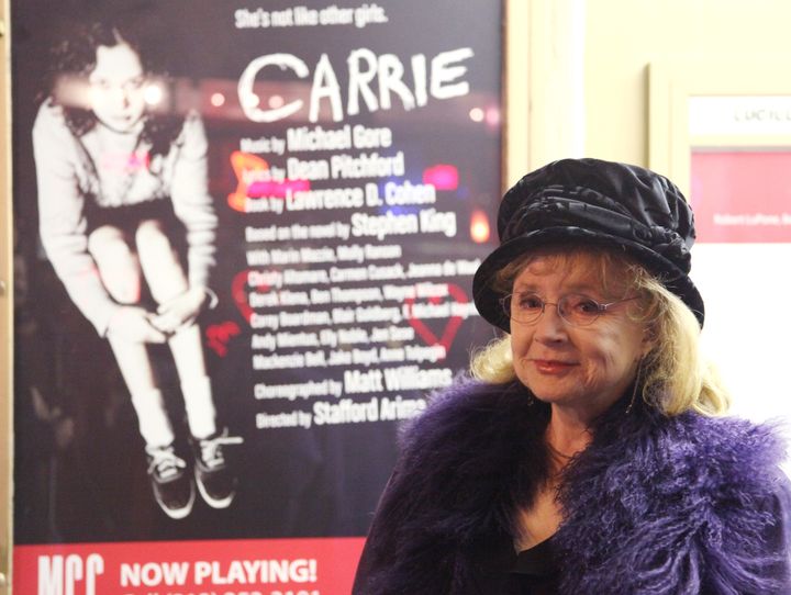 Μπροστά σε μία αφίσα της ταινίας «Carrie» στο Lucille Lortel Theatre, 31 Ιανουαρίου 2012, Νέα Υόρκη. 